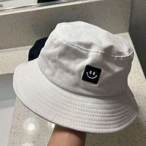 BOB SMILEY BLACK & WHITE BUCKET HATS (2)